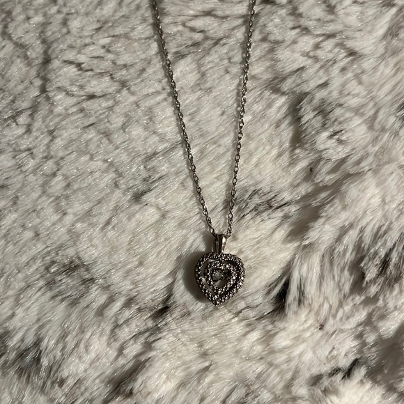 Sterling silver necklace with heart pendant - Picture 1 of 2